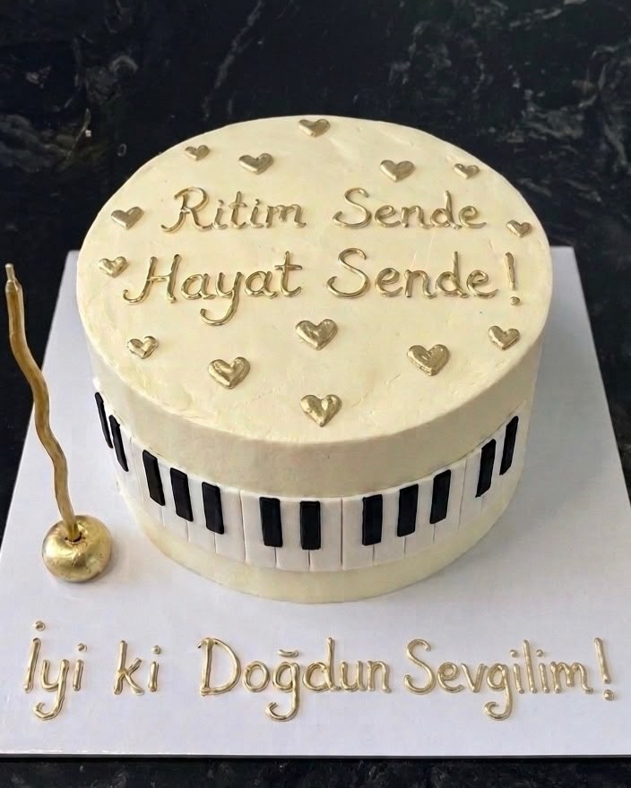 Piyano tuşeli altın yazılı temalı pasta
